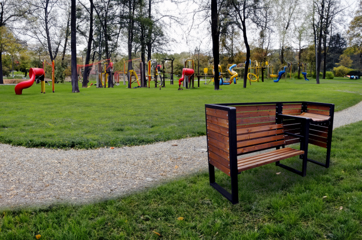 Ławka z przewijakiem do parku