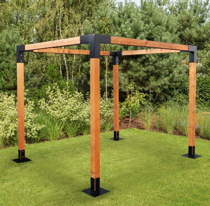 Pergola ogrodowa drewniana z metalowymi elementami